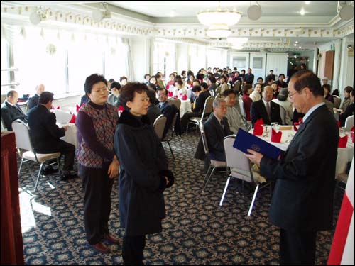 2005년 1월8일 가정법률상담소 동해지부 정기총회에서 최연희 의원(오른쪽)이 가정폭력상담 자원봉사자들에게 임명장을 주고 있다. 
